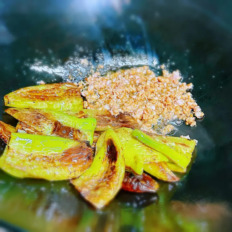 Braised minced meat and green peppers in oil step 0