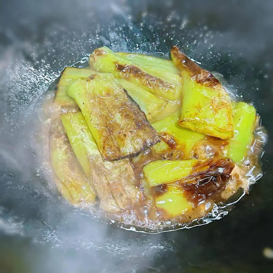 Braised minced meat and green peppers in oil step 0