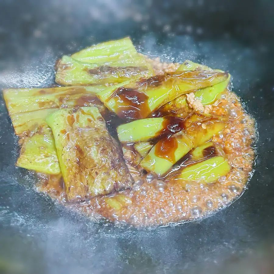 Braised minced meat and green peppers in oil step 0