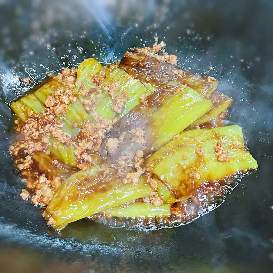 Braised minced meat and green peppers in oil step 0