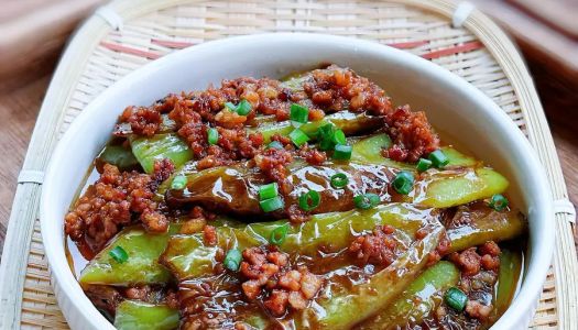 Braised minced meat and green peppers in oil