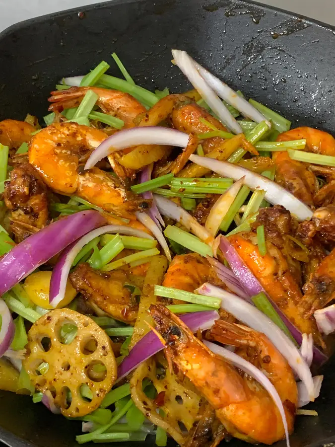 Spicy shrimp  with chicken wings in a dry pot step 0