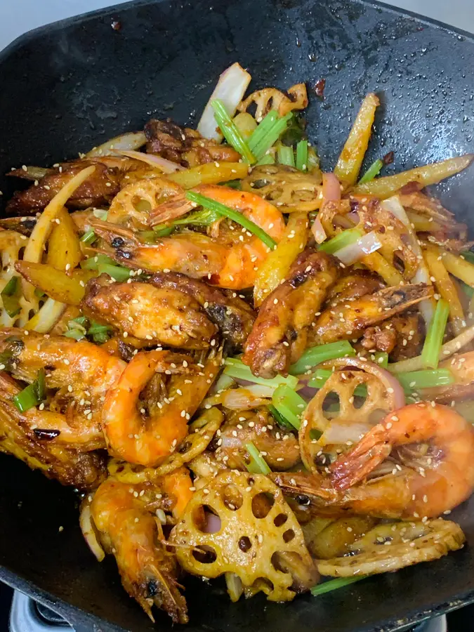 Spicy shrimp  with chicken wings in a dry pot step 0