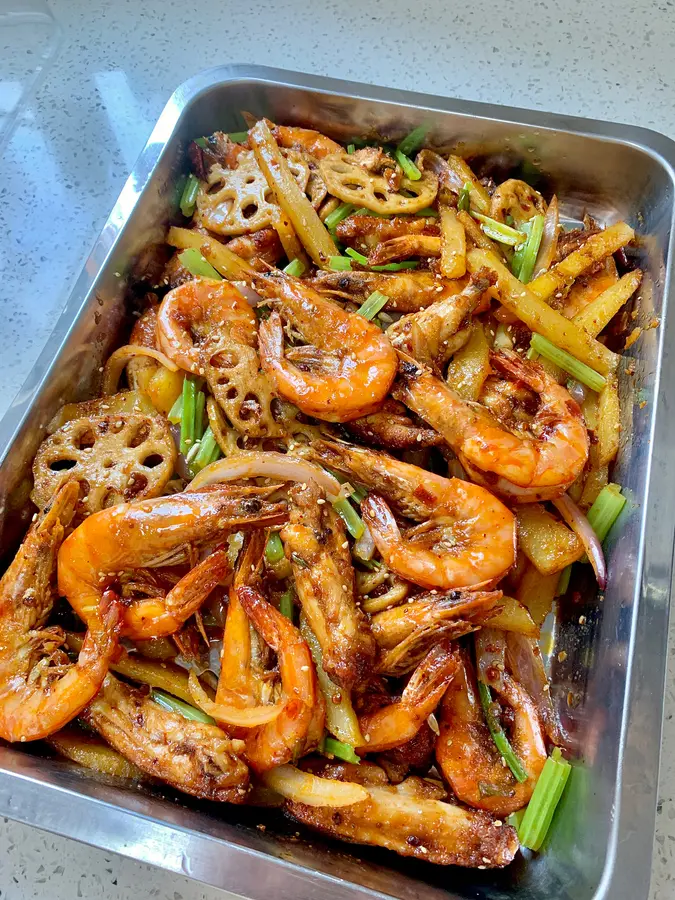 Spicy shrimp  with chicken wings in a dry pot step 0