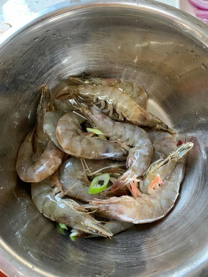 Spicy shrimp  with chicken wings in a dry pot step 0