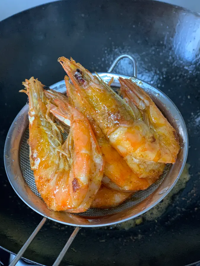 Spicy shrimp  with chicken wings in a dry pot step 0