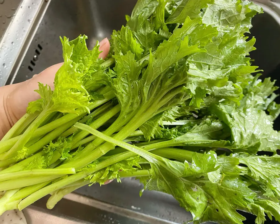 It doesn't look good, but it will let you show off a bowl of rice in minutes! - Home-style stir-fried greens/chong (four tones) dish step 0