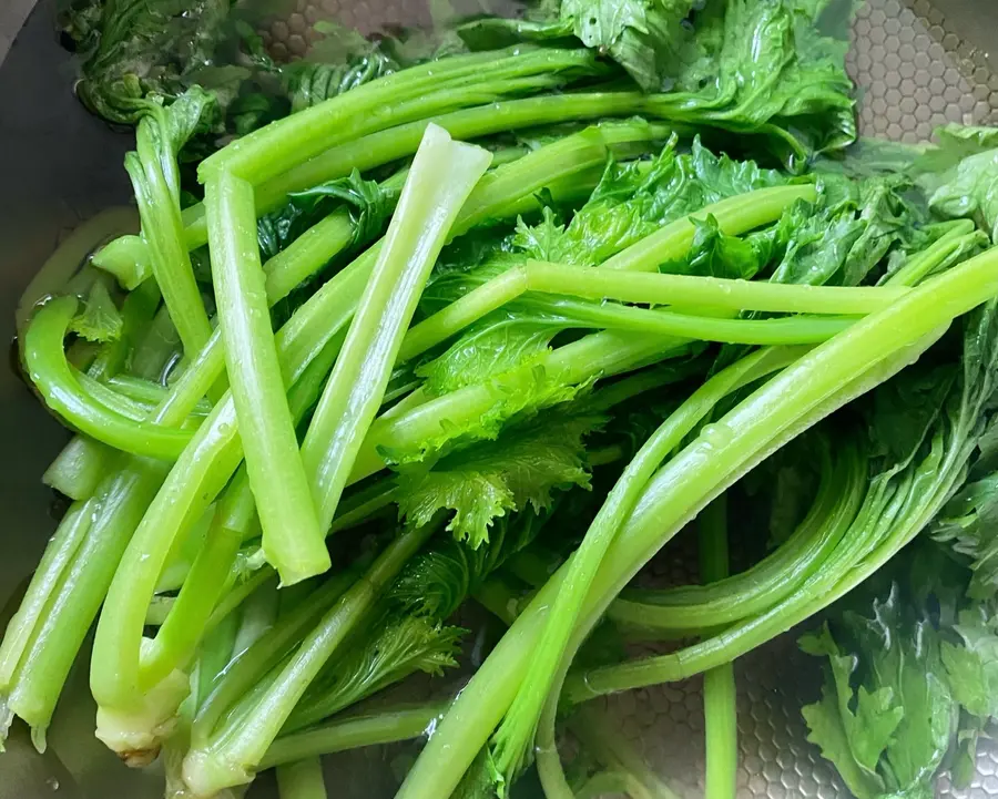 It doesn't look good, but it will let you show off a bowl of rice in minutes! - Home-style stir-fried greens/chong (four tones) dish step 0