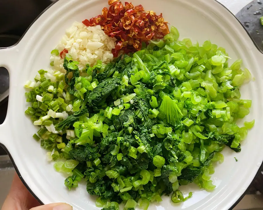 It doesn't look good, but it will let you show off a bowl of rice in minutes! - Home-style stir-fried greens/chong (four tones) dish step 0