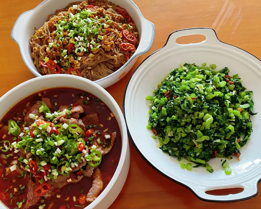 It doesn't look good, but it will let you show off a bowl of rice in minutes! - Home-style stir-fried greens/chong (four tones) dish step 0