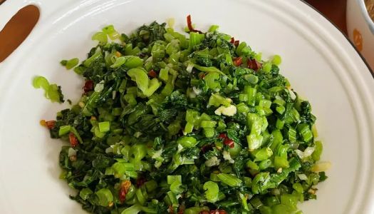 It doesn't look good, but it will let you show off a bowl of rice in minutes! - Home-style stir-fried greens/chong (four tones) dish