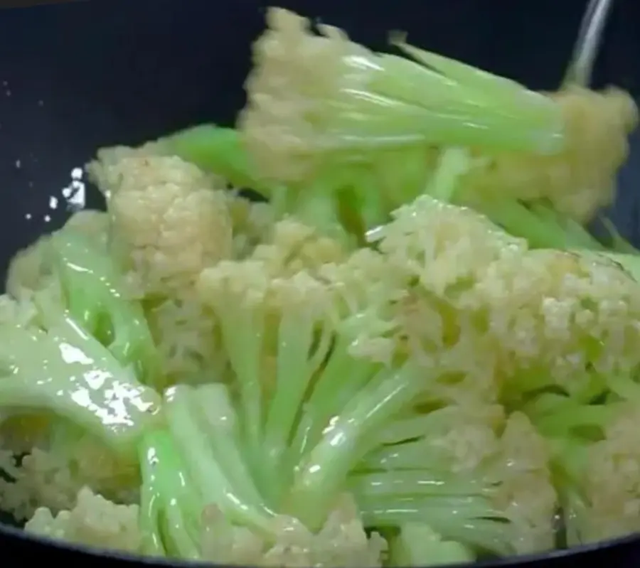 Sauce fragrant dry pot cauliflower step 0