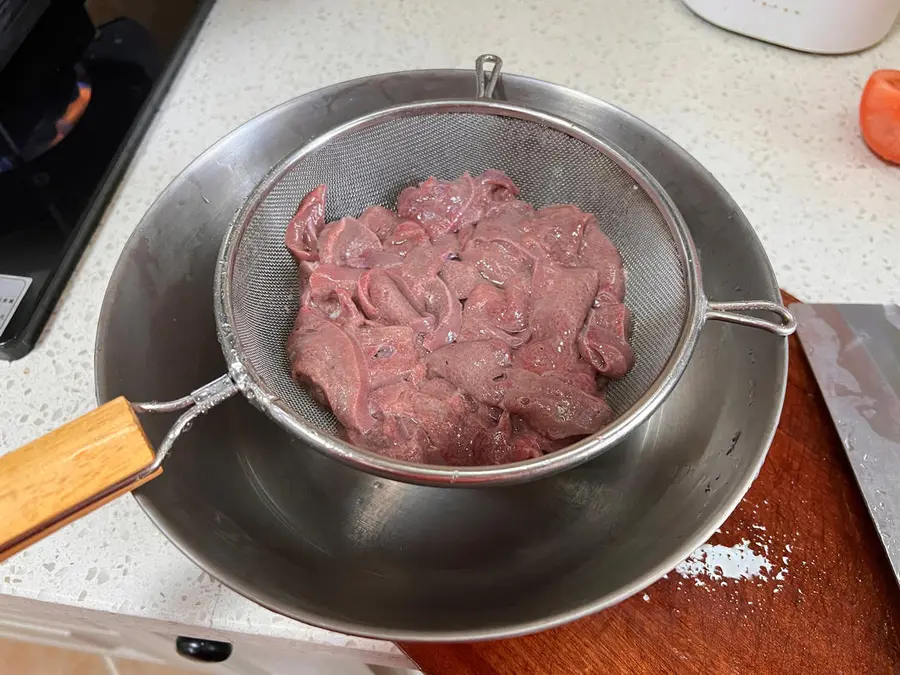 Stir-fried pork liver (home cooking) step 0