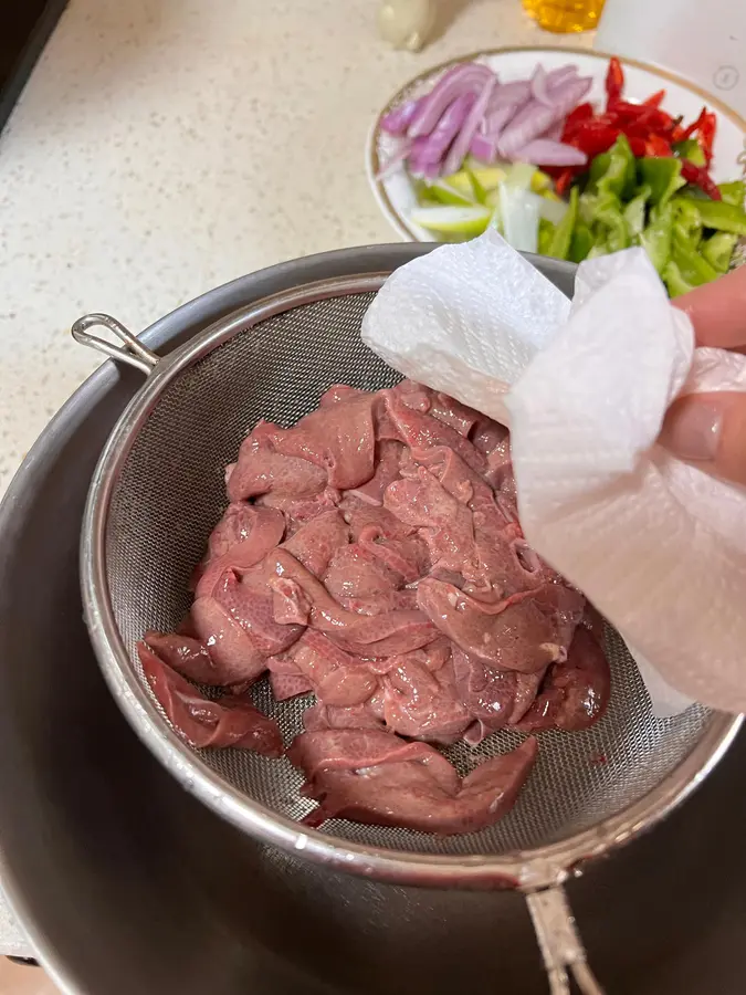 Stir-fried pork liver (home cooking) step 0