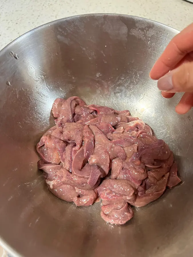 Stir-fried pork liver (home cooking) step 0