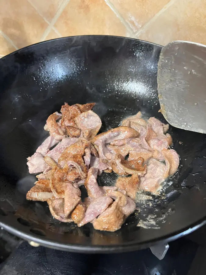 Stir-fried pork liver (home cooking) step 0