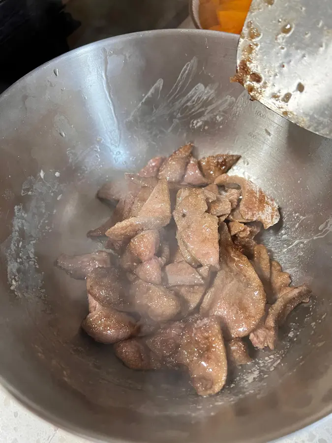 Stir-fried pork liver (home cooking) step 0