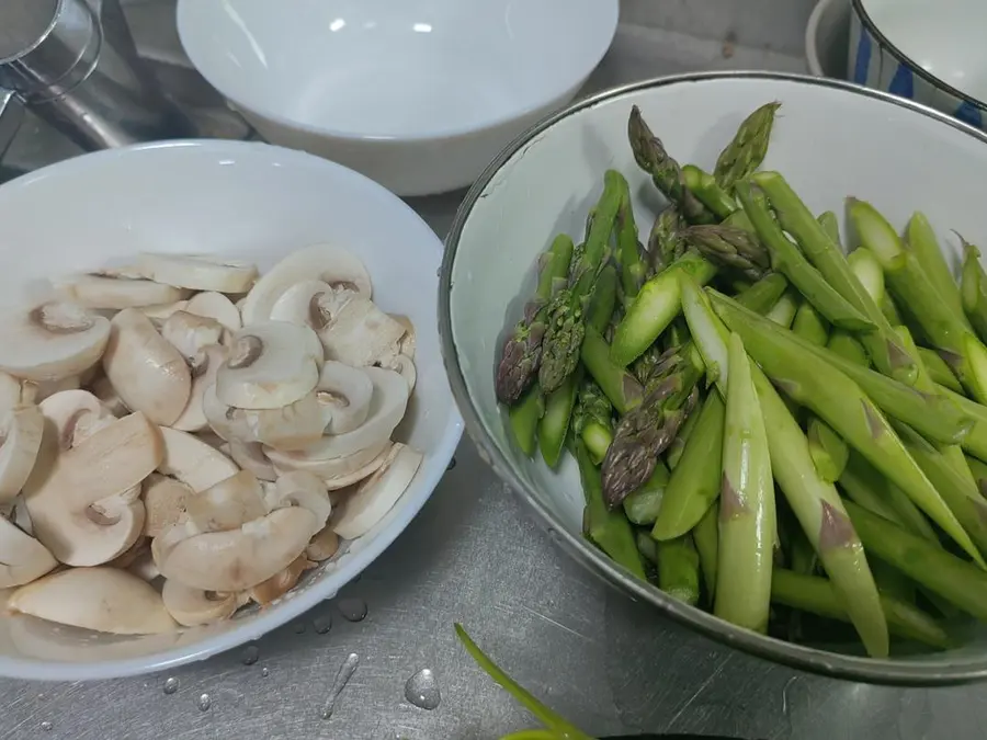 Stir-fried asparagus with mushrooms step 0