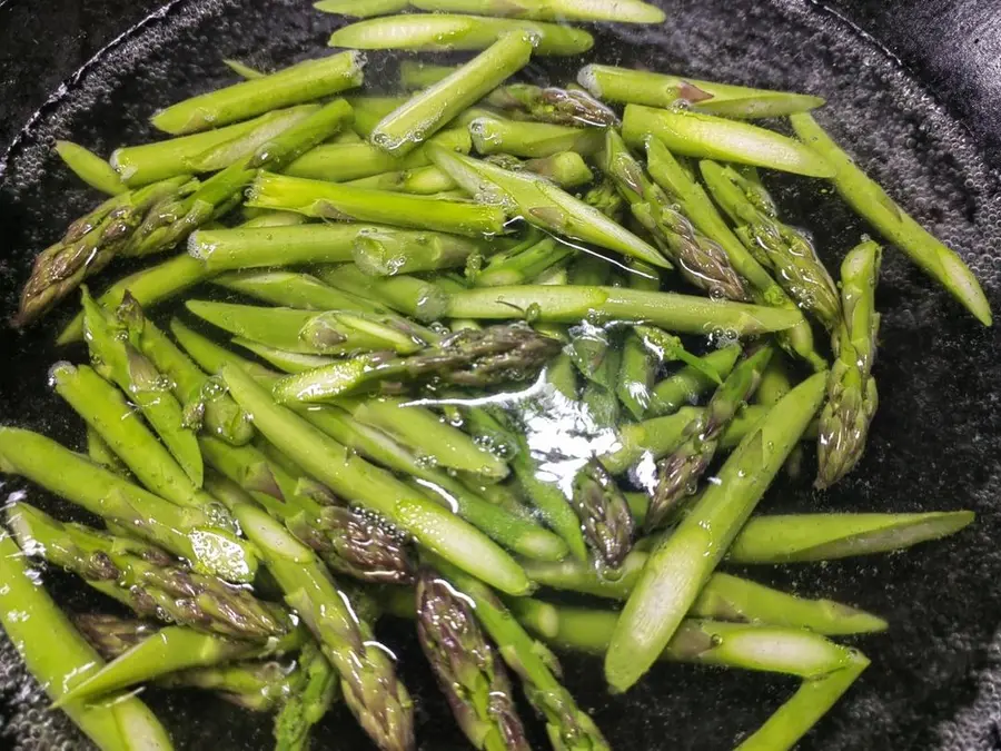 Stir-fried asparagus with mushrooms step 0