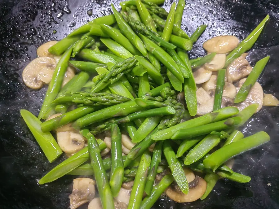 Stir-fried asparagus with mushrooms step 0