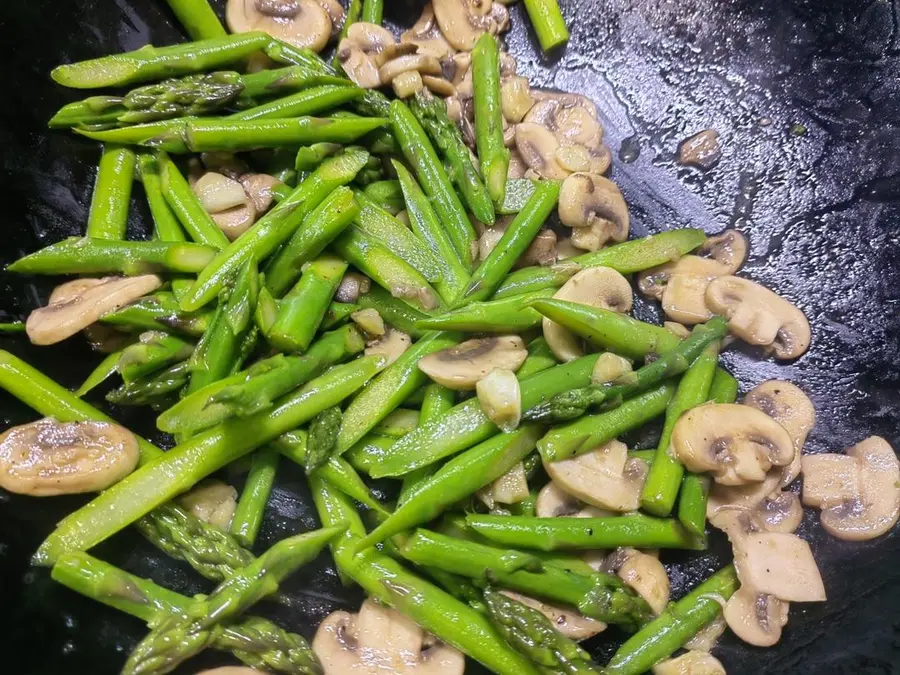 Stir-fried asparagus with mushrooms step 0