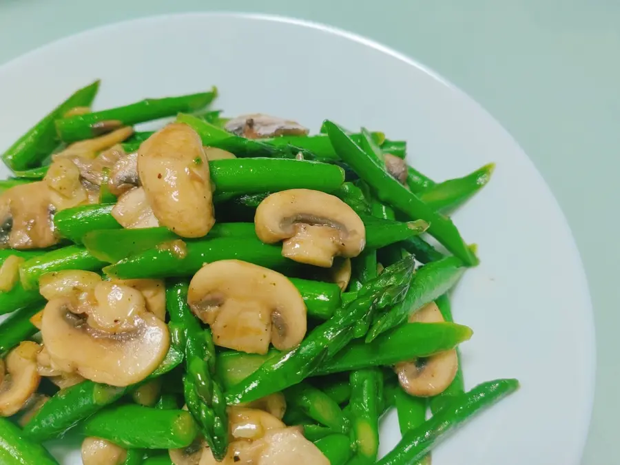 Stir-fried asparagus with mushrooms