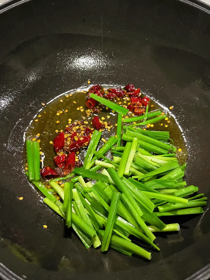 Kuaishou home cooking, fried tofu with leeks step 0