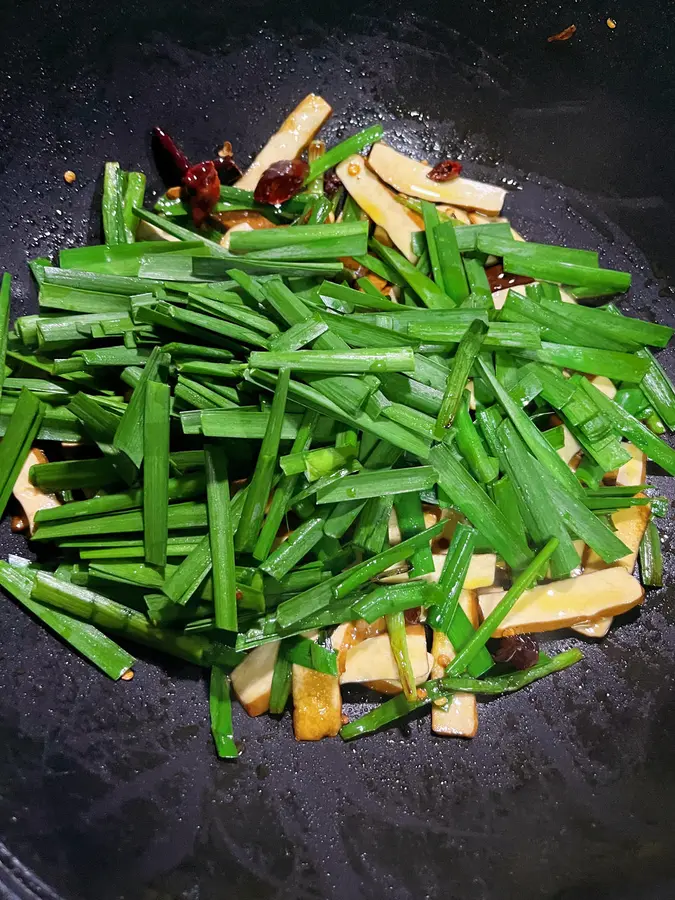 Kuaishou home cooking, fried tofu with leeks step 0