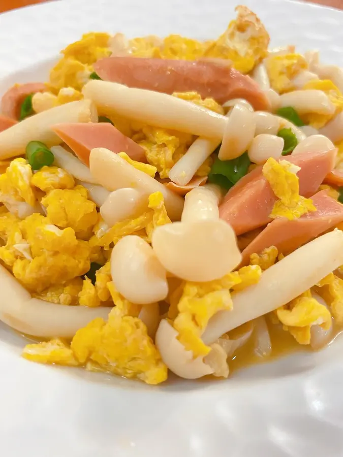 Stir-fried vegetarian without MSG but very fresh Kuaishou home cooking scrambled eggs with white mushrooms for rice