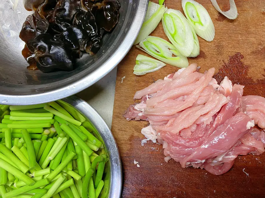 Home-cooked ~ shredded pork and stir-fried garlic step 0