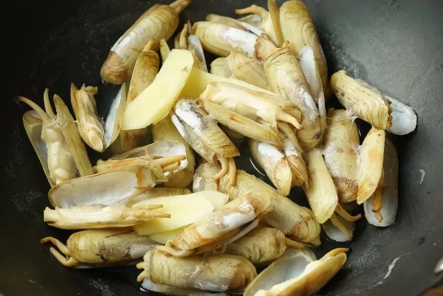 Fried razor clams with loofah step 0