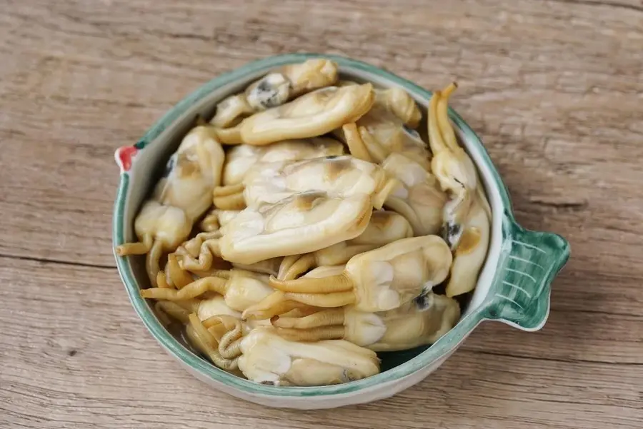 Fried razor clams with loofah step 0