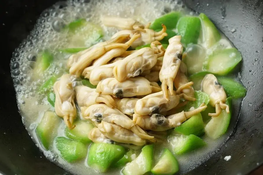 Fried razor clams with loofah step 0