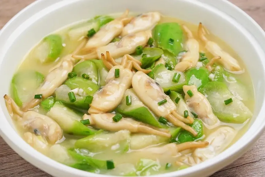 Fried razor clams with loofah