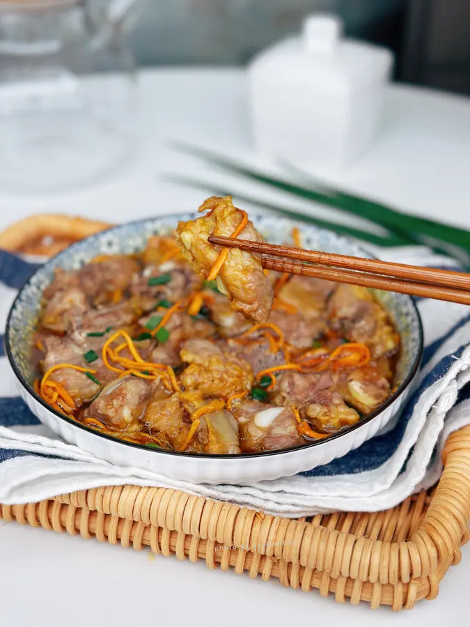 Cordyceps flowers steamed pork ribs, the meat is tender and delicious step 0