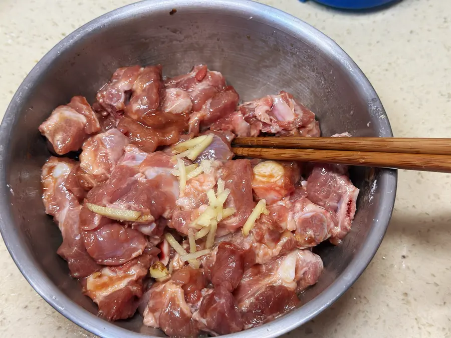 Cordyceps flowers steamed pork ribs, the meat is tender and delicious step 0