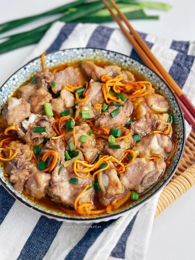 Cordyceps flowers steamed pork ribs, the meat is tender and delicious