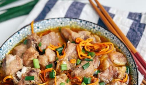 Cordyceps flowers steamed pork ribs, the meat is tender and delicious