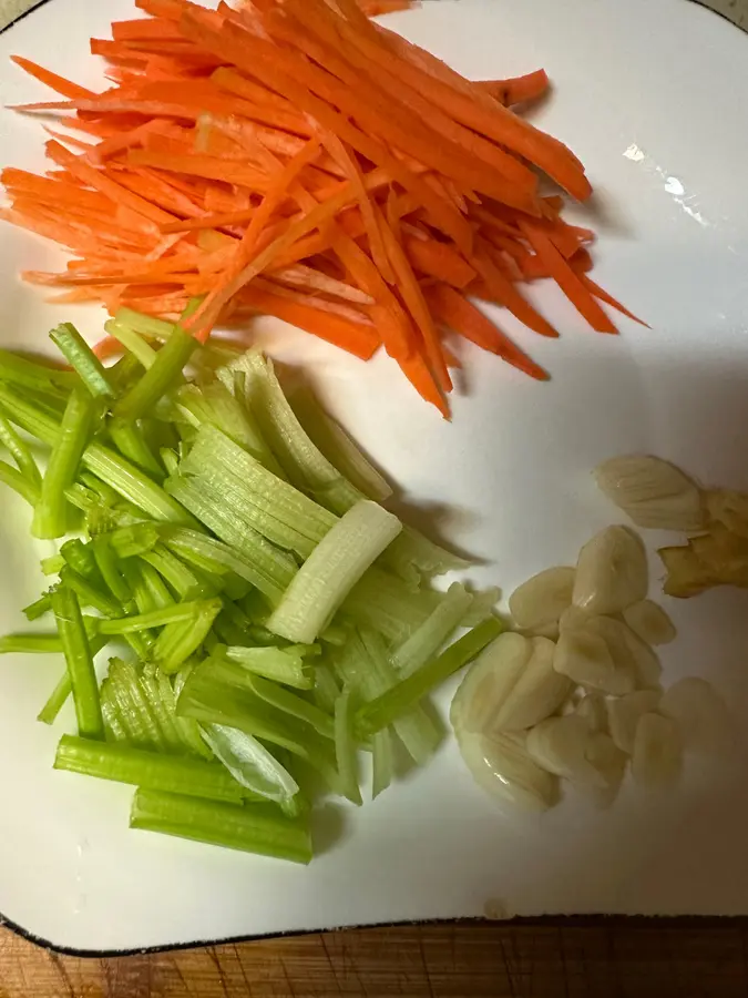 Home-cooked â†’ stir-fried shredded pork with celery step 0