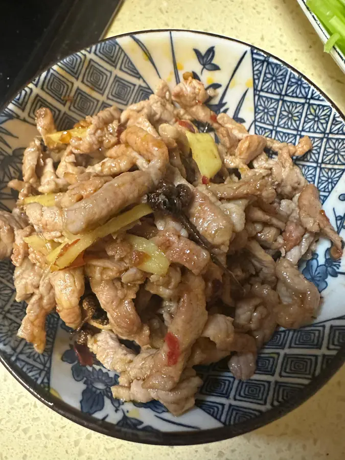 Home-cooked â†’ stir-fried shredded pork with celery step 0