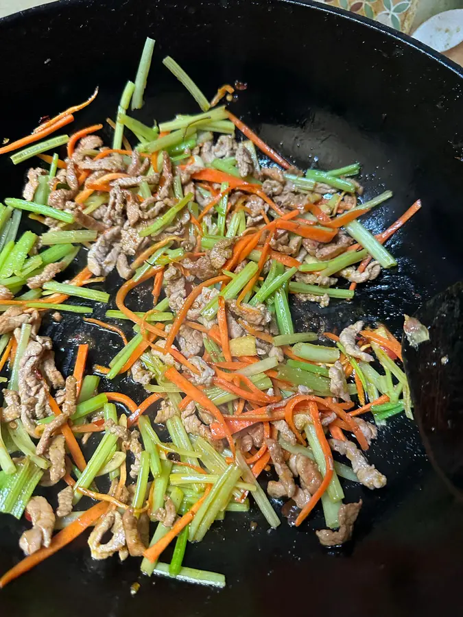 Home-cooked â†’ stir-fried shredded pork with celery step 0