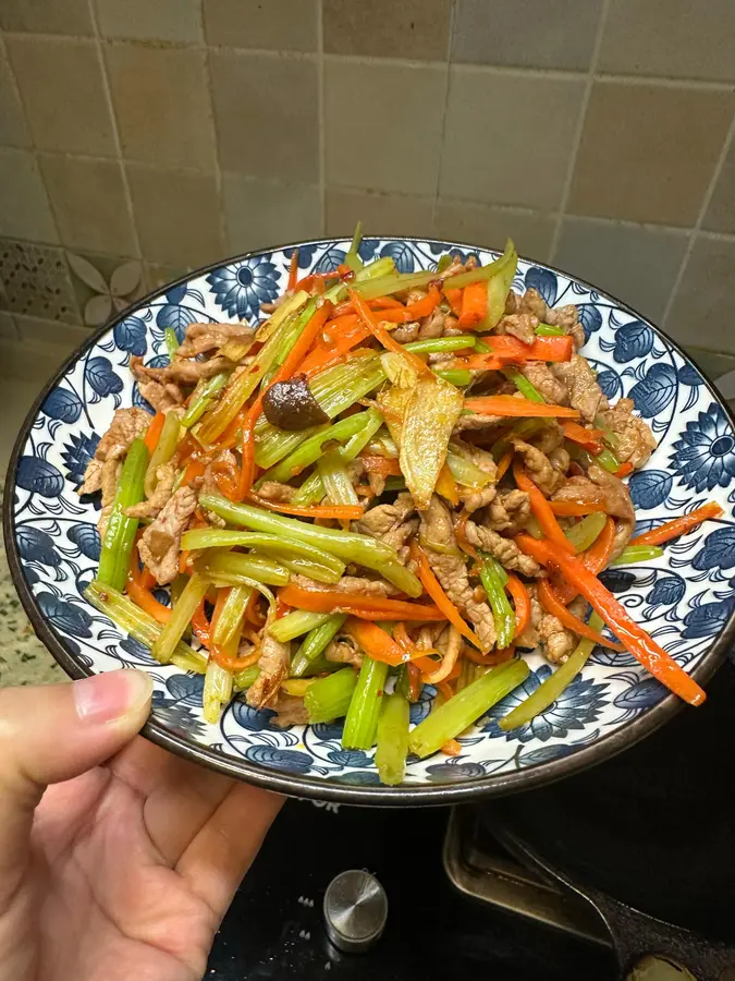 Home-cooked â†’ stir-fried shredded pork with celery step 0