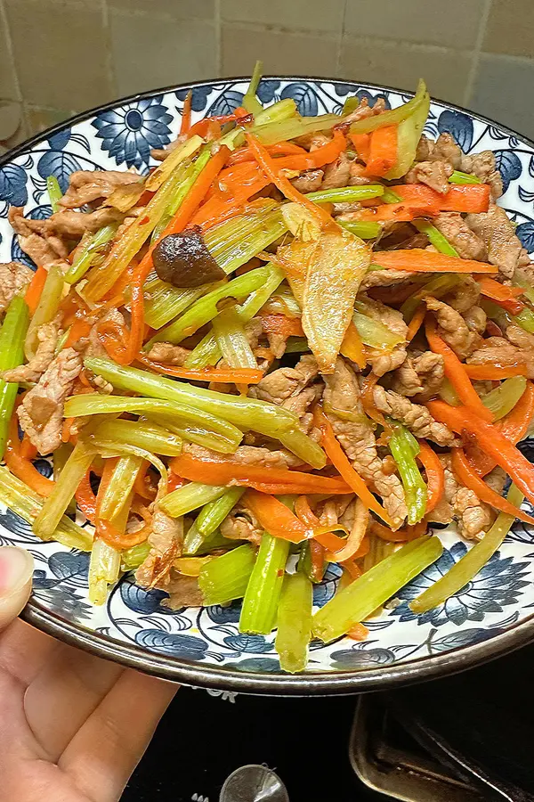 Home-cooked â†’ stir-fried shredded pork with celery step 0