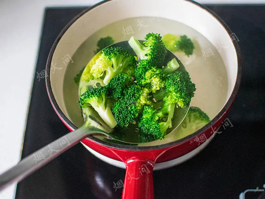 Healthy and delicious! Happy fat loss home cooking|Scrambled eggs with broccoli and shrimp step 0