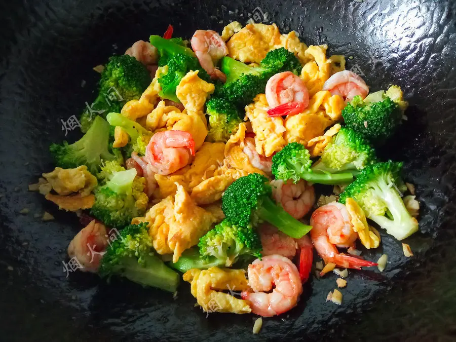 Healthy and delicious! Happy fat loss home cooking|Scrambled eggs with broccoli and shrimp step 0