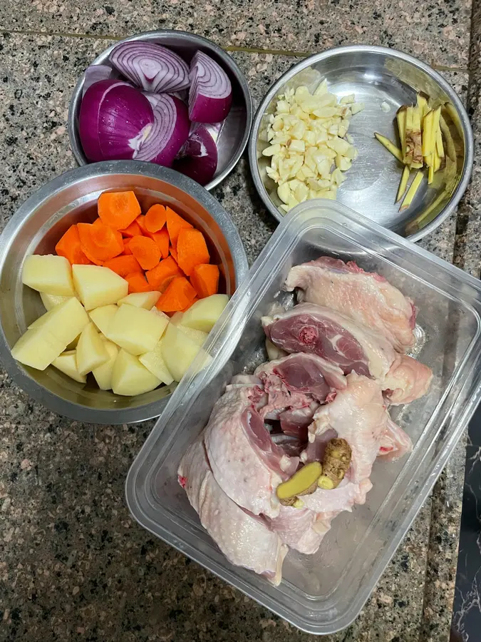 Children love to eat the next meal - braised chicken thighs step 0