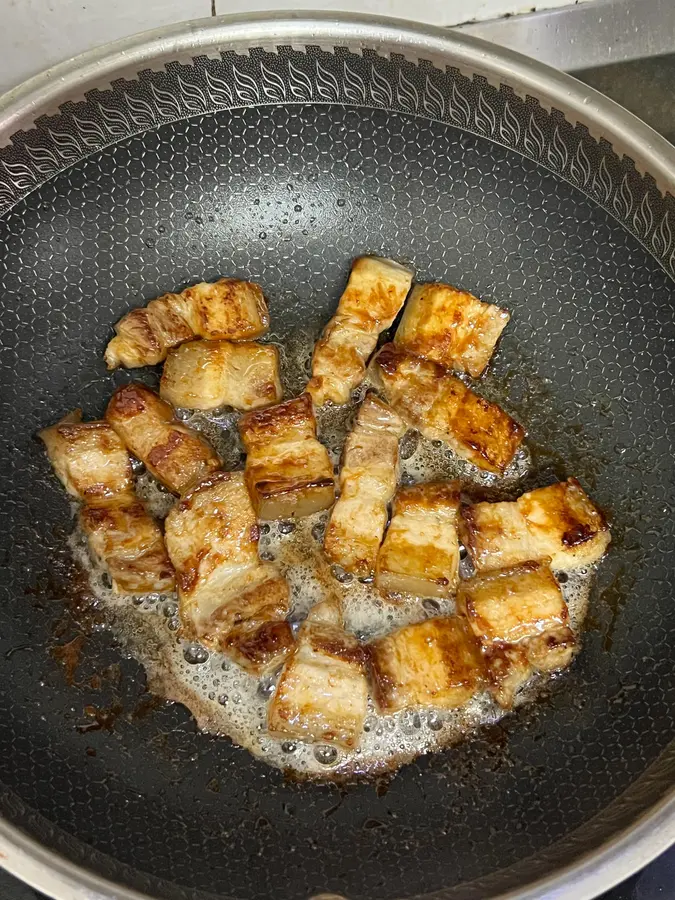 Fragrant and not greasy, huge rice - sauerkraut braised pork step 0