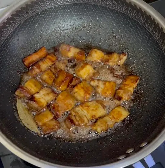 Fragrant and not greasy, huge rice - sauerkraut braised pork step 0