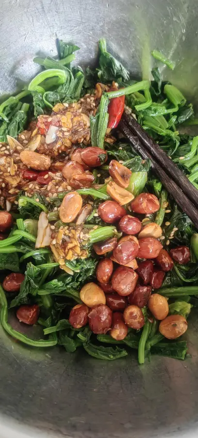 Cold salad with spinach and peanuts  step 0