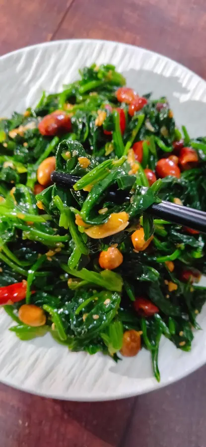 Cold salad with spinach and peanuts  step 0